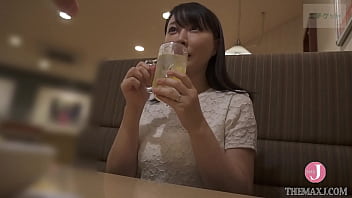 2 girls met at an izakaya with whom had a threesome, and checked her pussy at the spreading legs! Isn't it so smooth? Are you using herbicide? - Intro